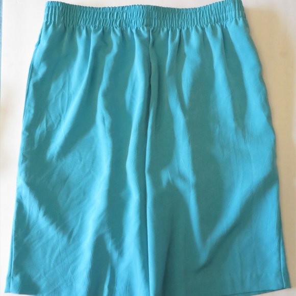 PRETTY LADIES TURQUOISE SHORTS - SMALL - Picture 2 of 6